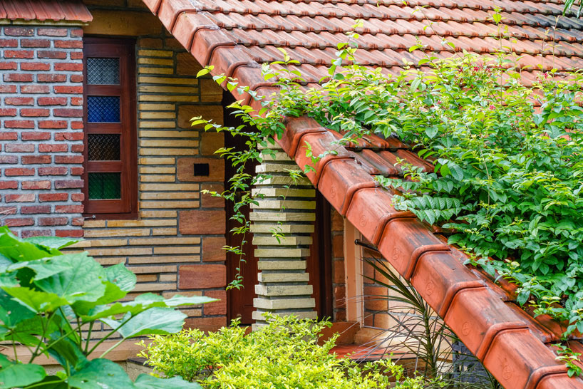 Use of locally available sandstone and brickwork in its naked form gives very earthy feel