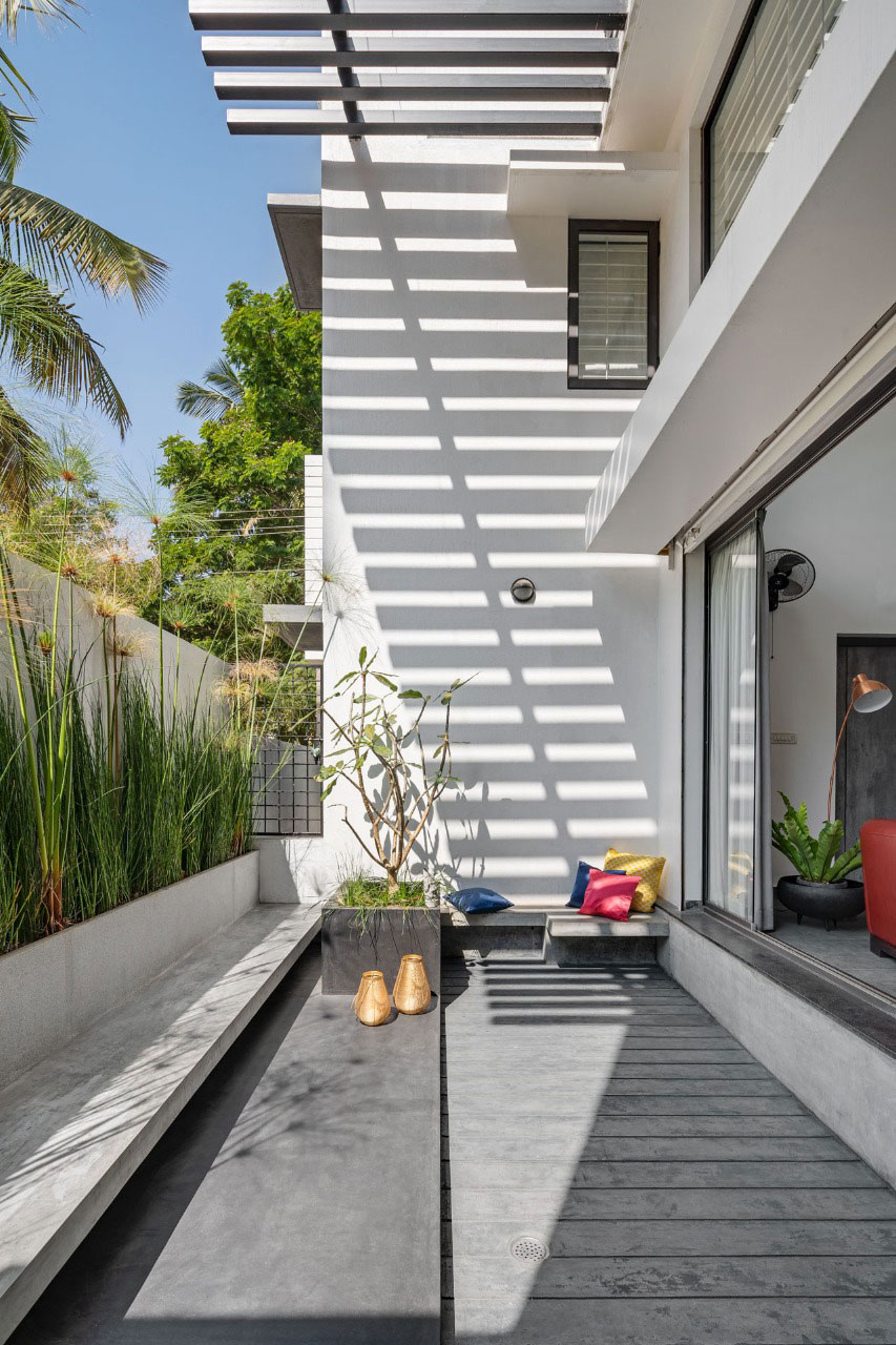 The extended living with landscaping can be used as a sit out area.