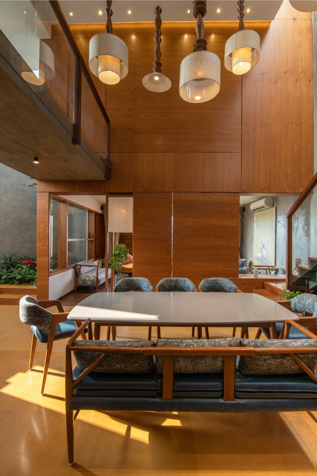 Dining area - House of Pendants by iha Architecture