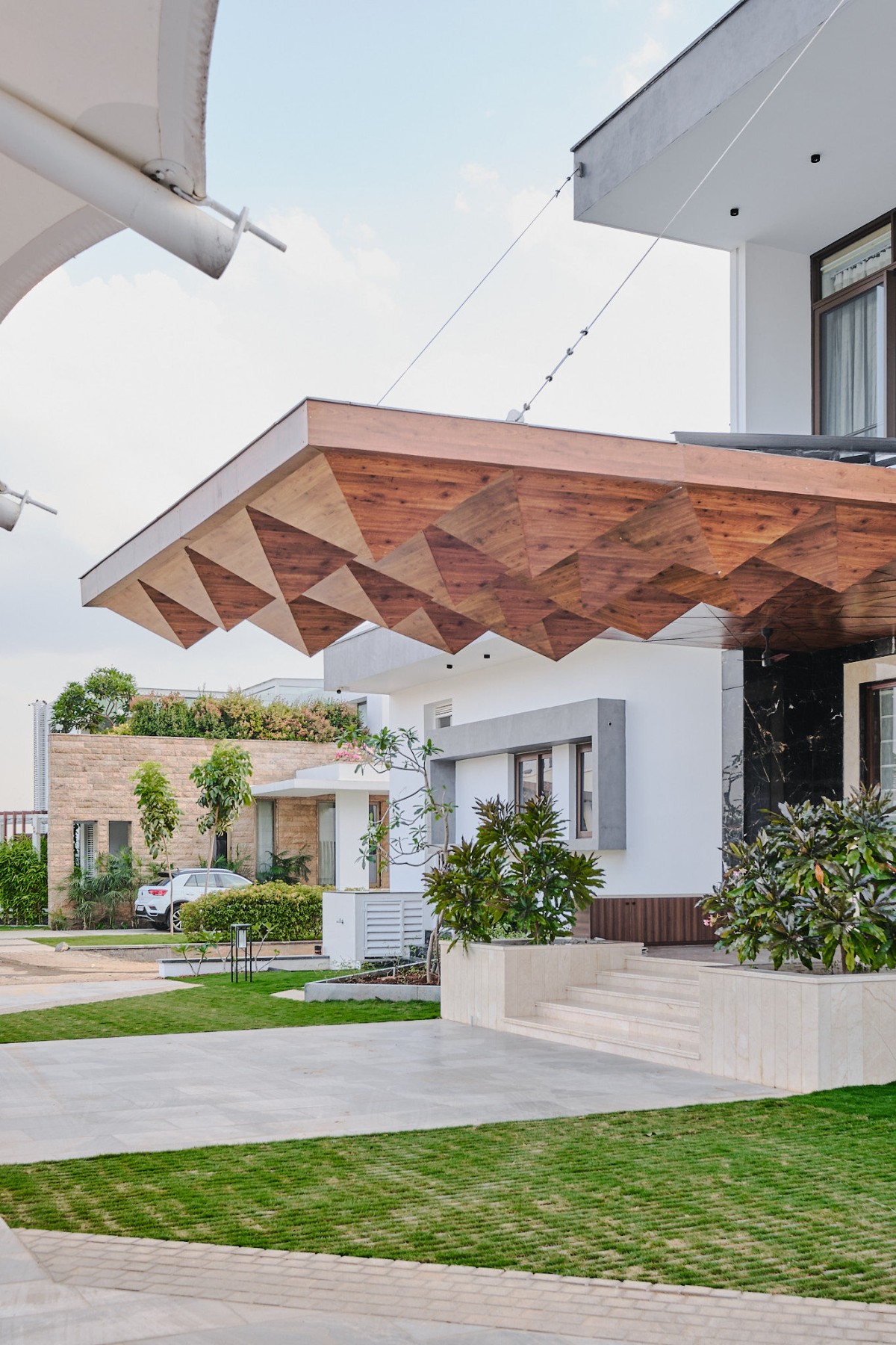 Cantilever Porch roof-House of Linearity by Zraaya Architects