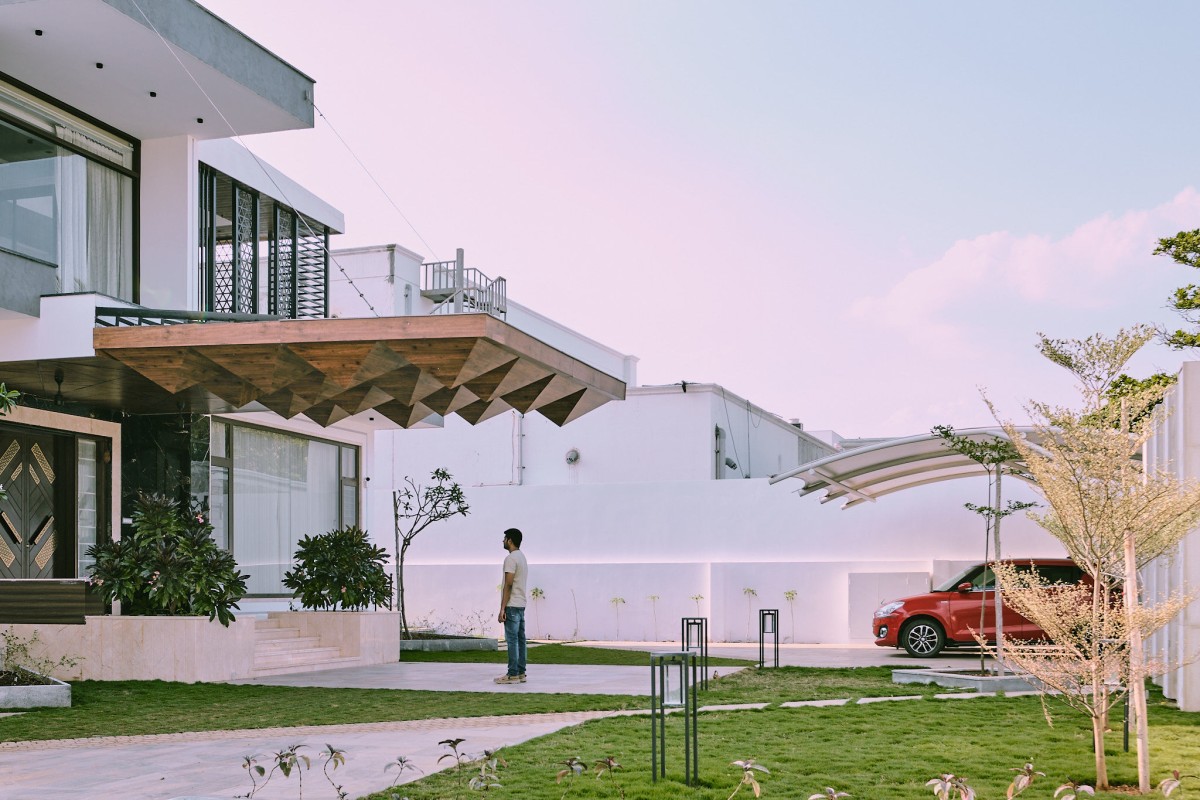 Cantilever Porch roof-House of Linearity by Zraaya Architects