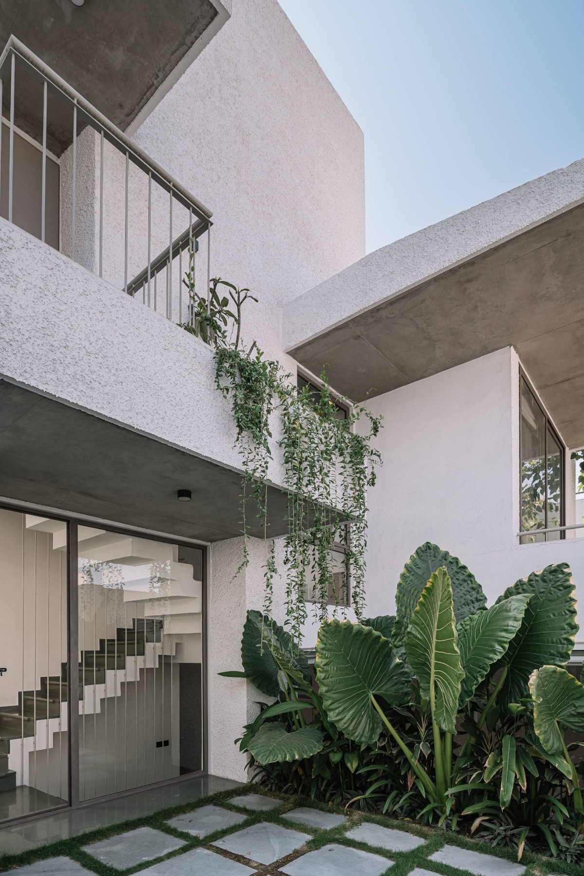 Balcony of The White Bleached House by Neogenesis+Studi0261