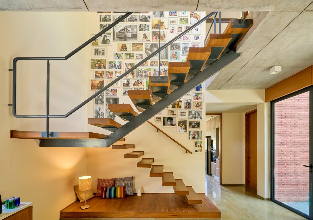 Staircase to living of House of Courts by DADA & Partners