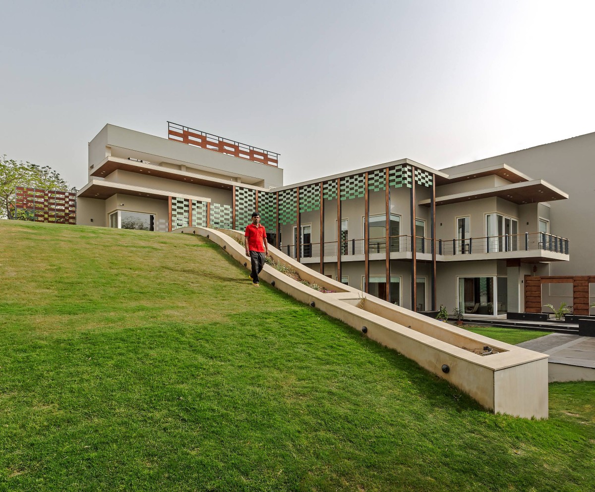 Terrace garden of The BungaLOW by Anagram Architects