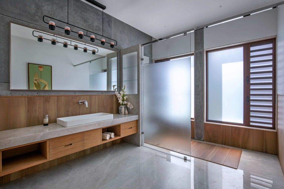 Parent Bedroom's washroom of Ankit Shah Residence by Dipen Gada & Associates