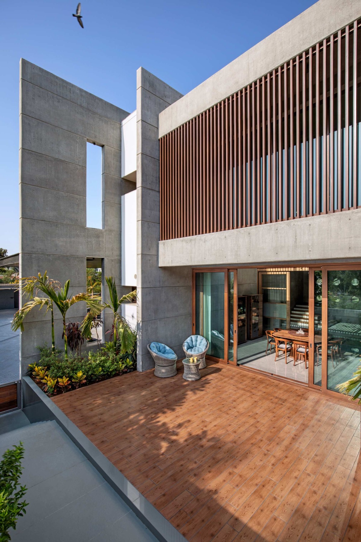 Courtyard of Ankit Shah Residence by Dipen Gada & Associates