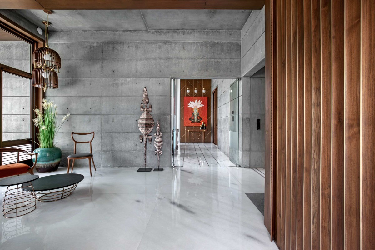 Entrance foyer of Ankit Shah Residence by Dipen Gada & Associates