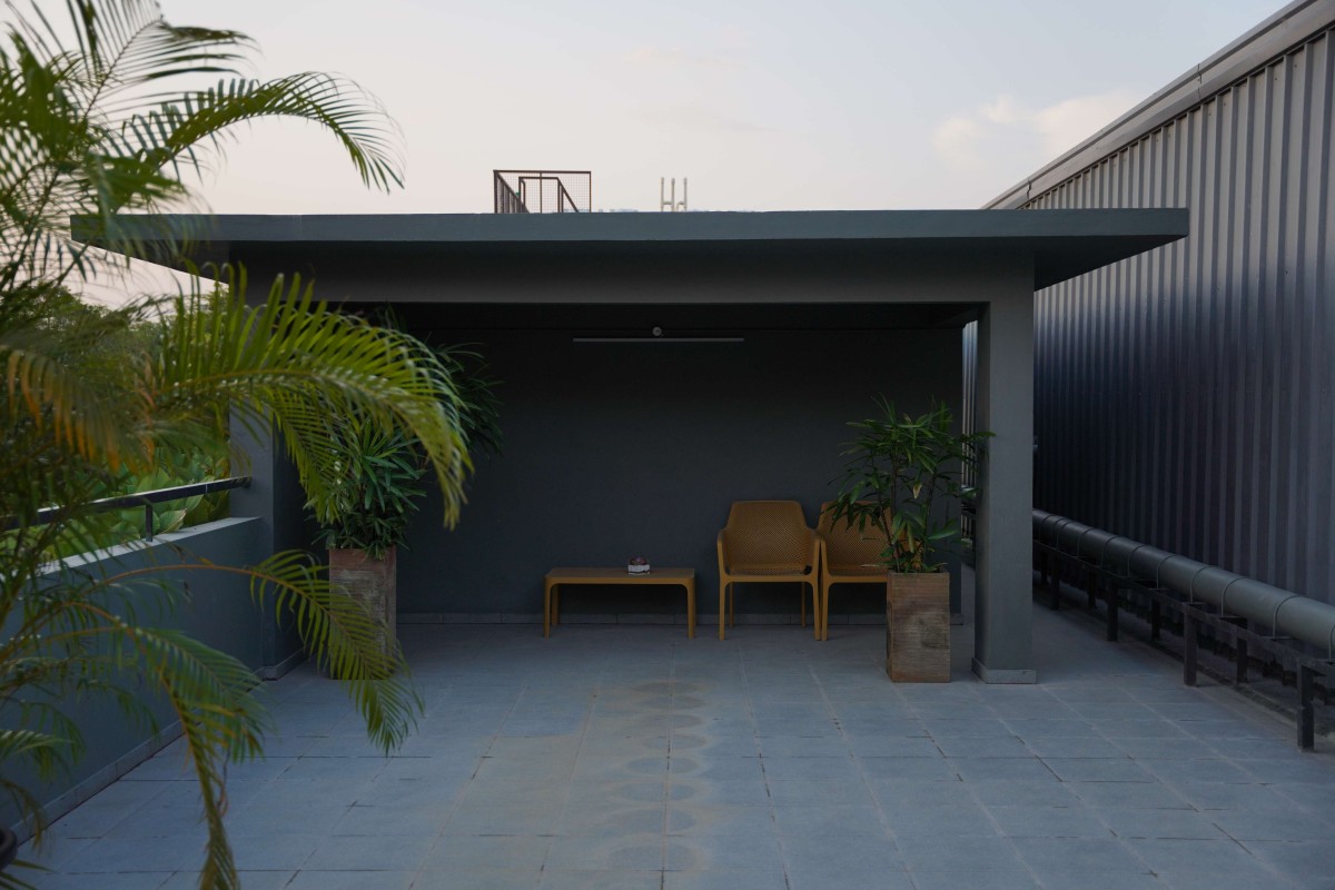 Terrace view of The Natural Floors by Barefoot Architects