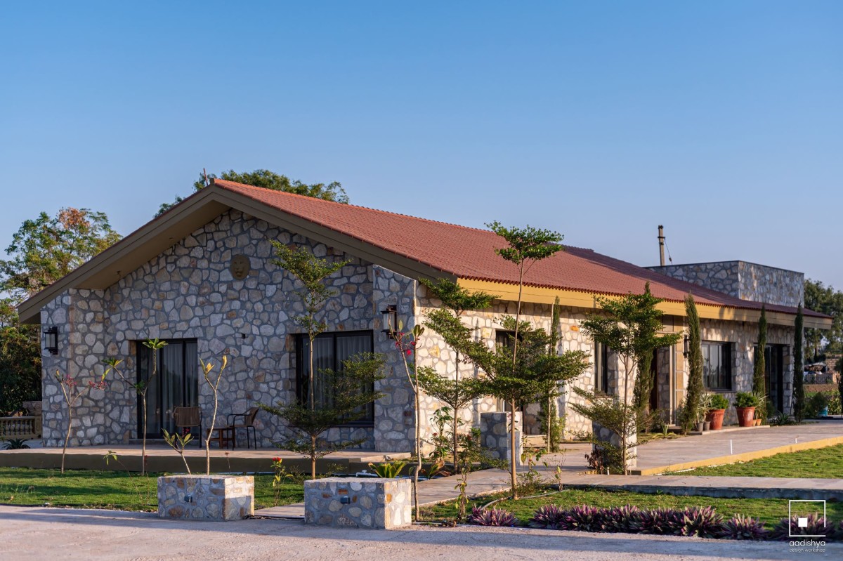 Exterior view of House & The Horizon by Aadishya Design Workshop