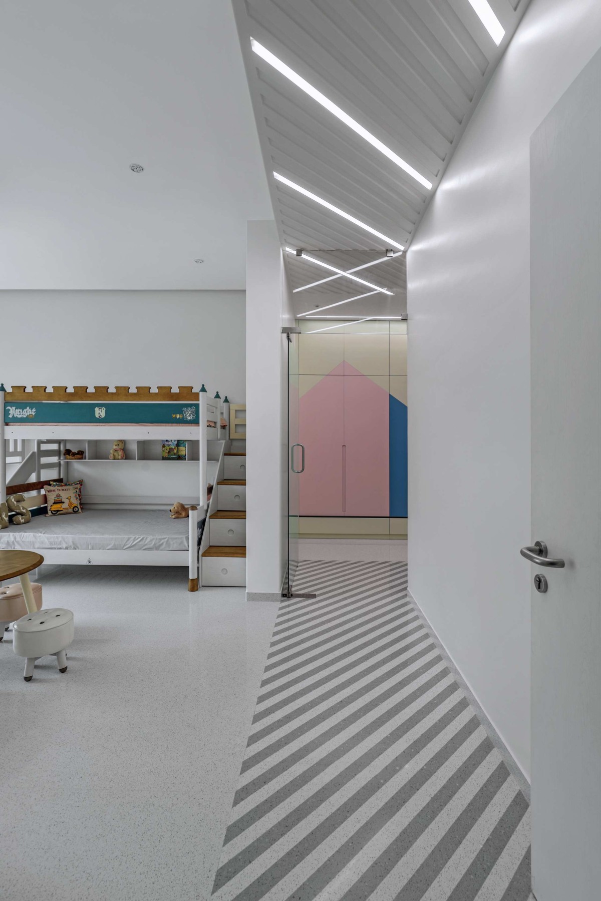 Kids Room of Dr. Nirav Bhalani’s Residence by Dipen Gada & Associates