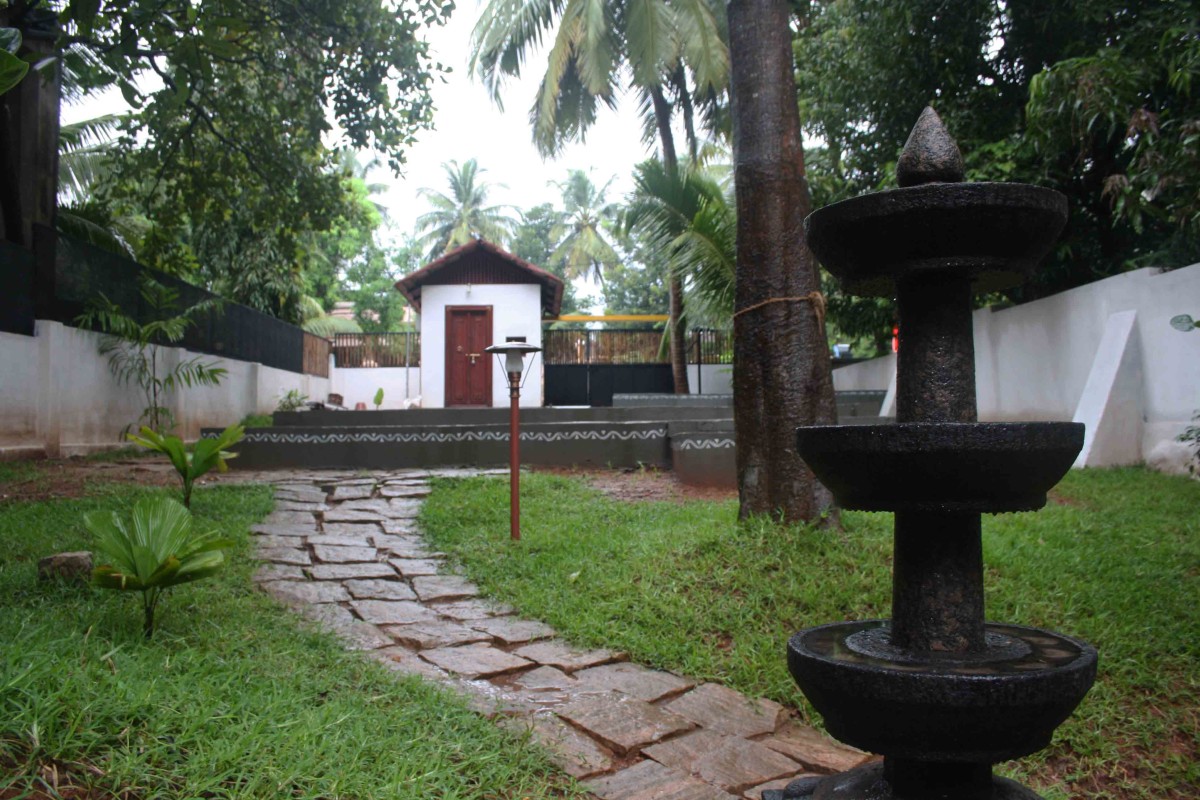 Entrance porch of Sriprada Dance School by DD Architects