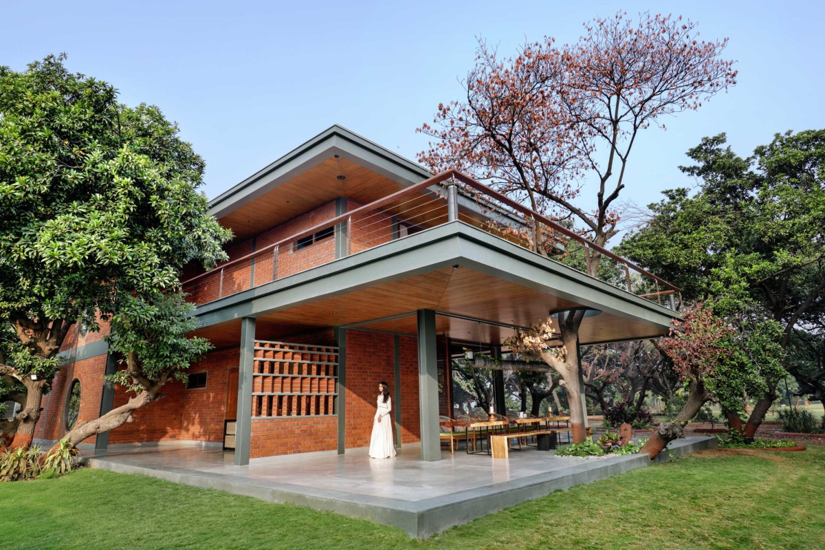 Outdoor Dining area of Nirmal Farmhouse by Dipen Gada & Associates