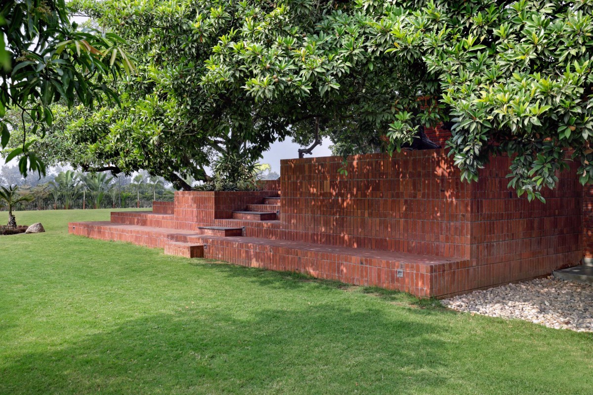 Sitout Space of Nirmal Farmhouse by Dipen Gada & Associates