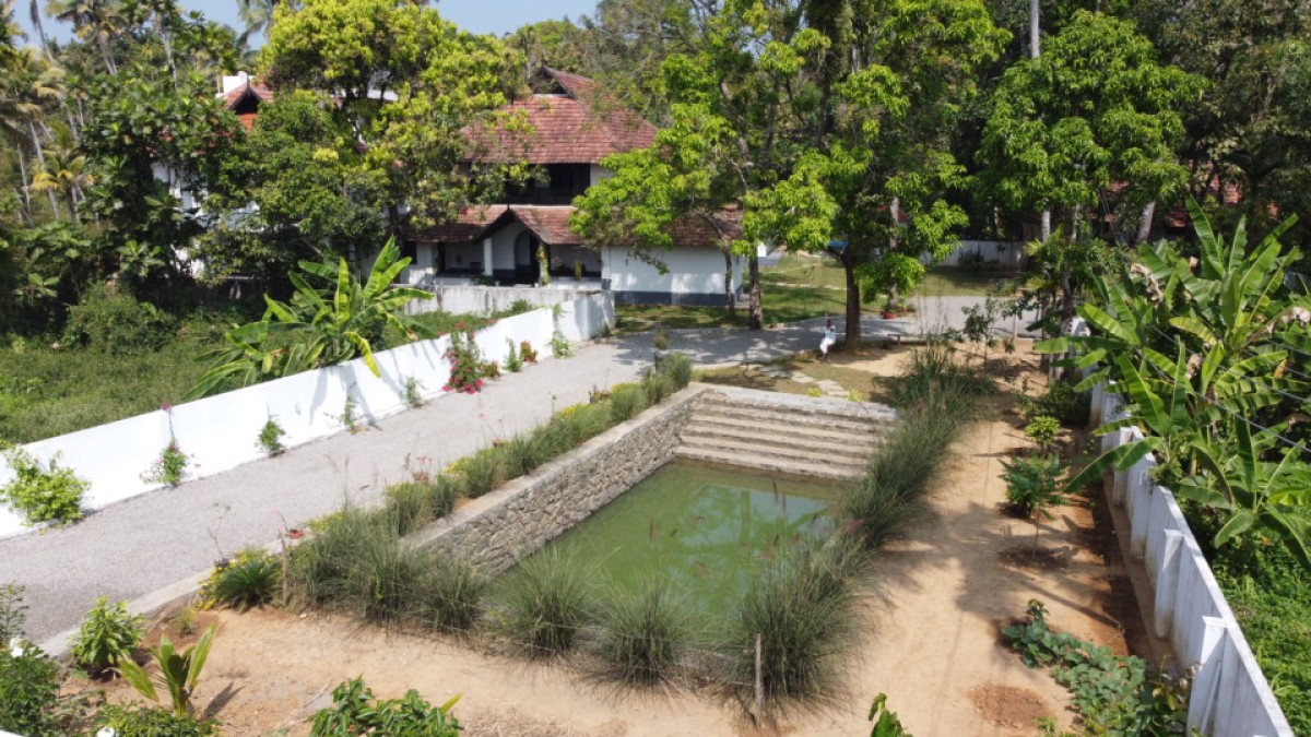 External court and Pool of Maaliga by DD Architects