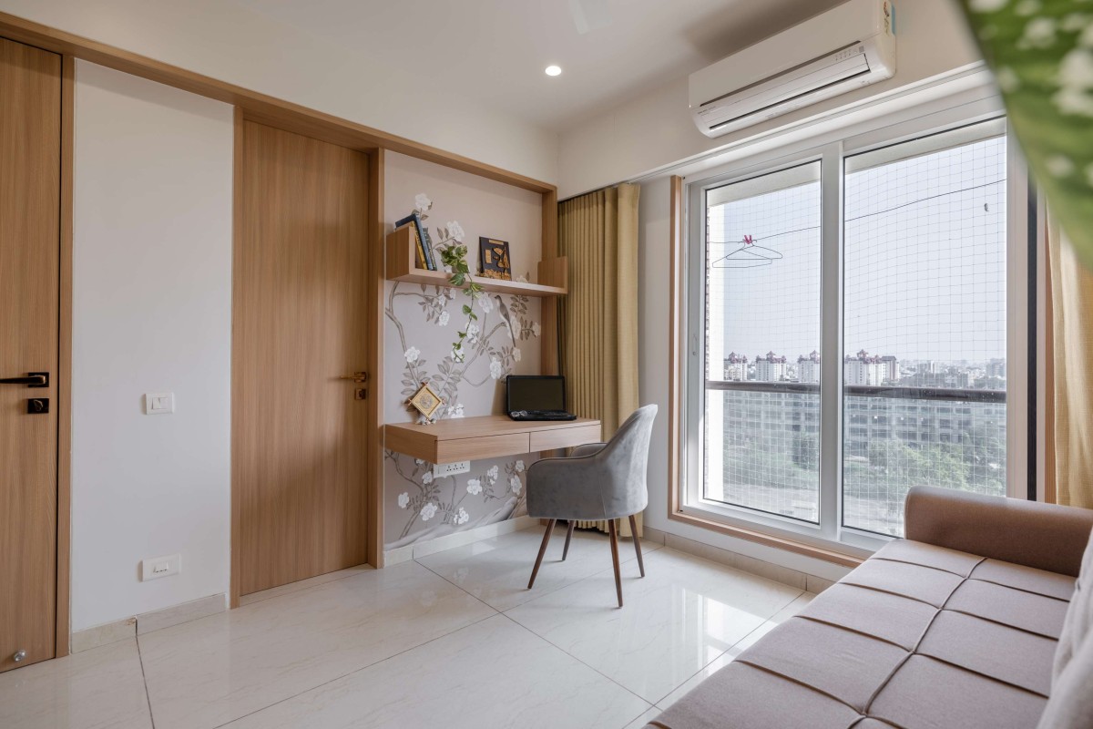 Work space or Study area of The Museologist's Abode by IKS Architects