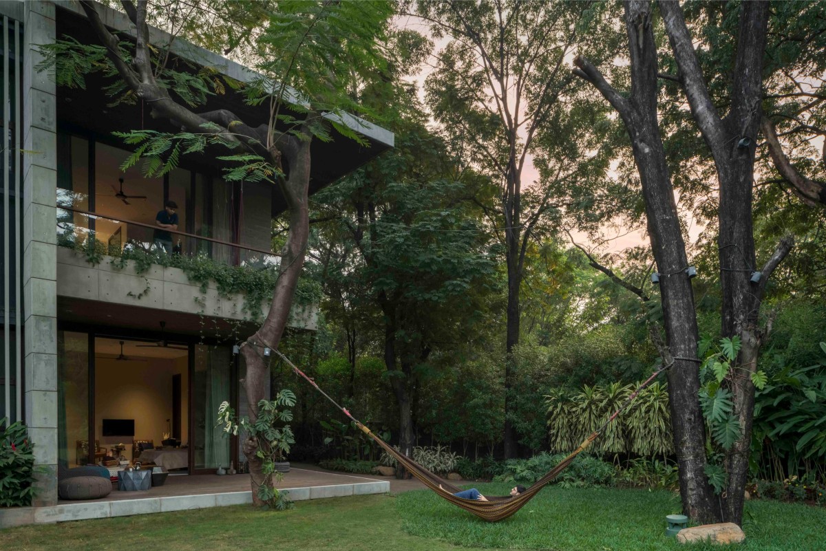 Lawn Area of Maheshwari House by Anil Ranka Architects