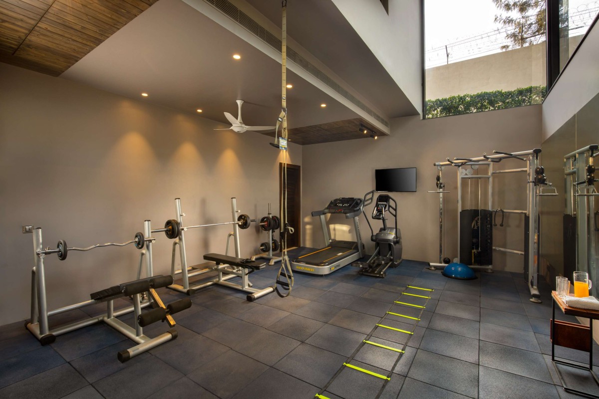 Gym of Rishabh's Farmhouse by Design Deconstruct Consultant Pvt. Ltd.