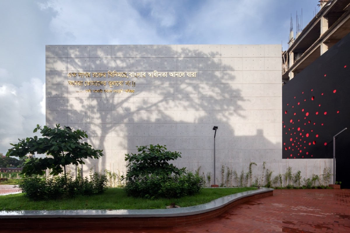 Elevated green of Feni College Boddhobhumi Sritisthombho Complex by Vector Plinth