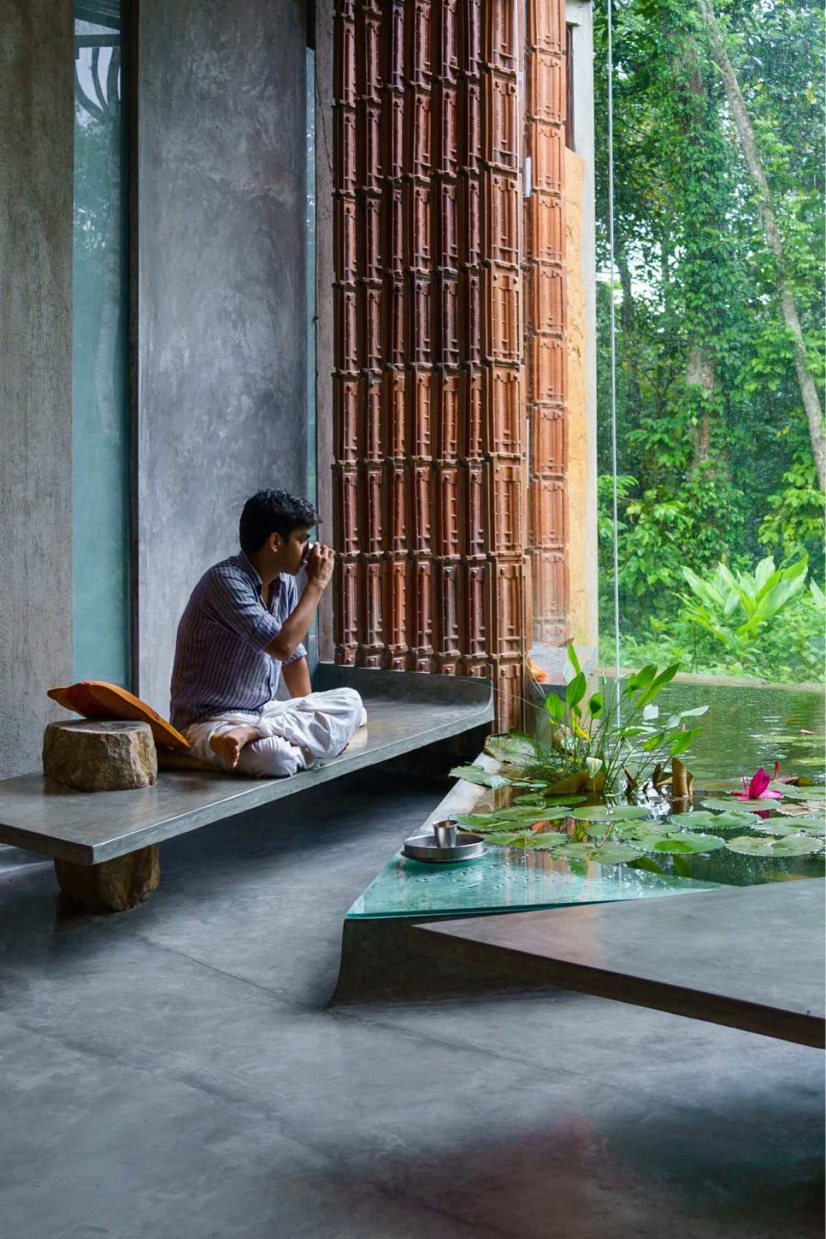 Ferrocement seating in the living area of Chirath Residence by Wallmakers