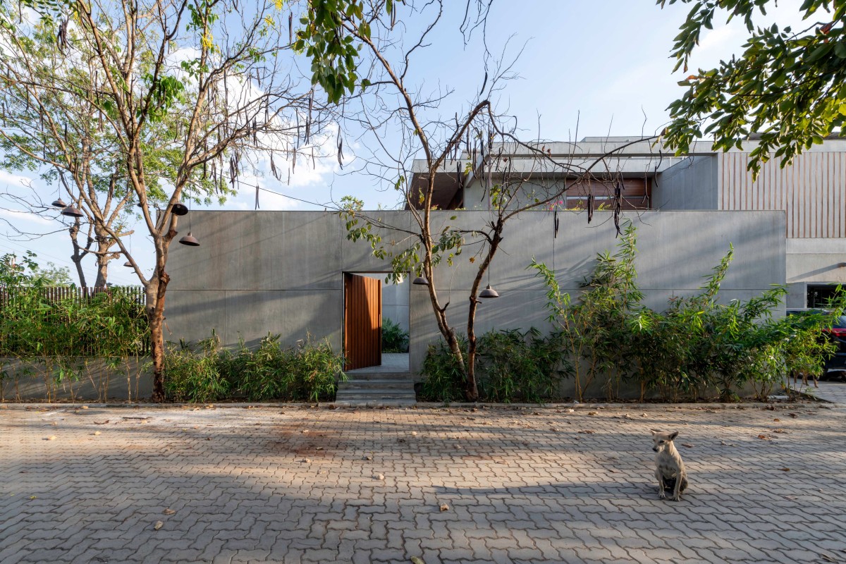 Main entrance of Monolithic House by Modo Designs