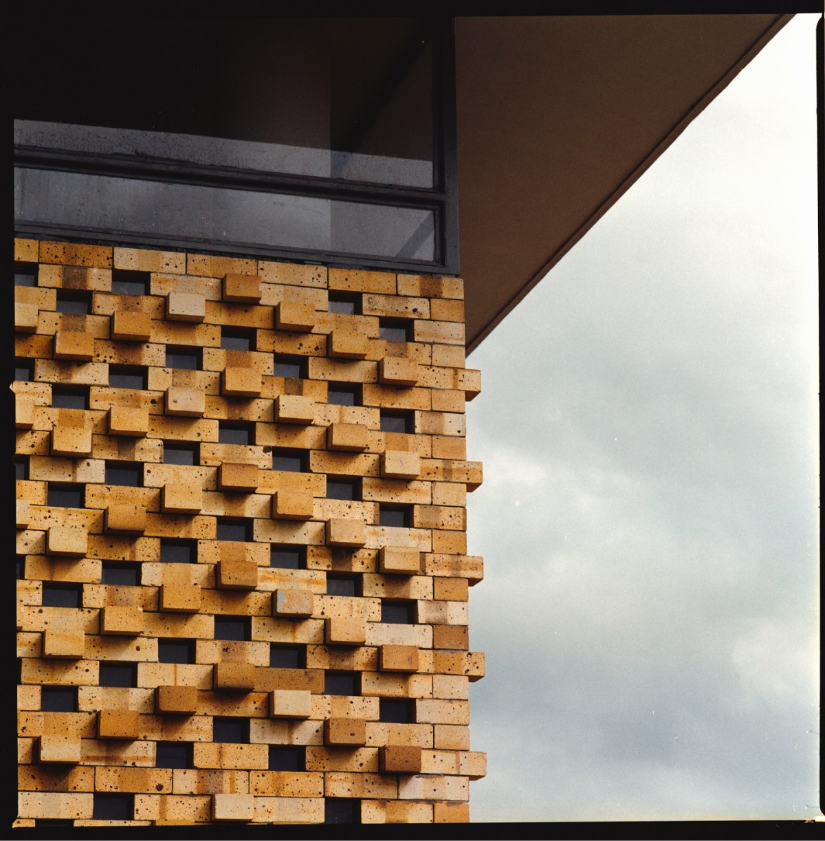 Detailed shot of exterior wall of Masjid E Zubaida by Neogenesis+Studi0261