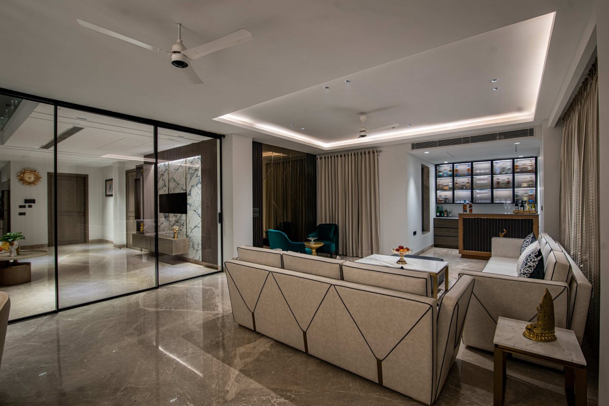 Living room with bar counter of Contemporary House by Orionn Architects