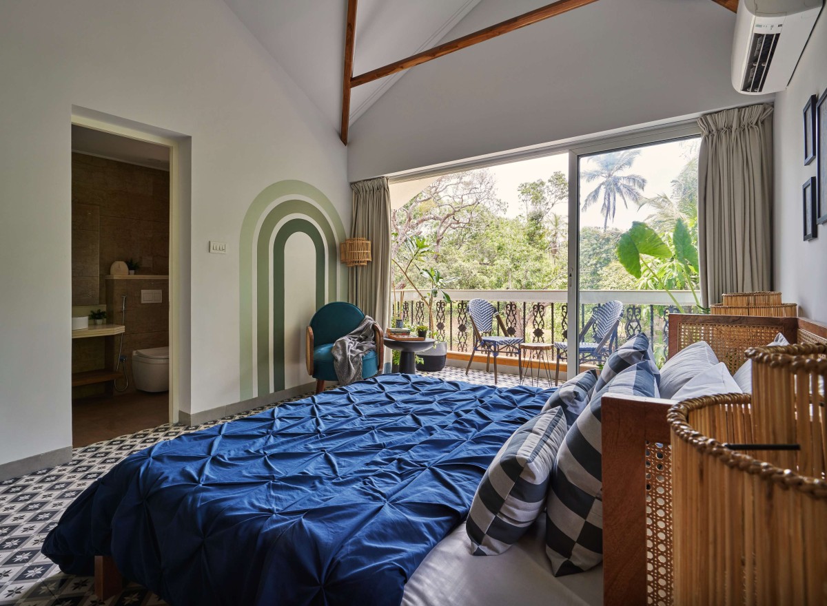 Top floor bedroom of  Tropical Paradise by Studio Tilt Architects