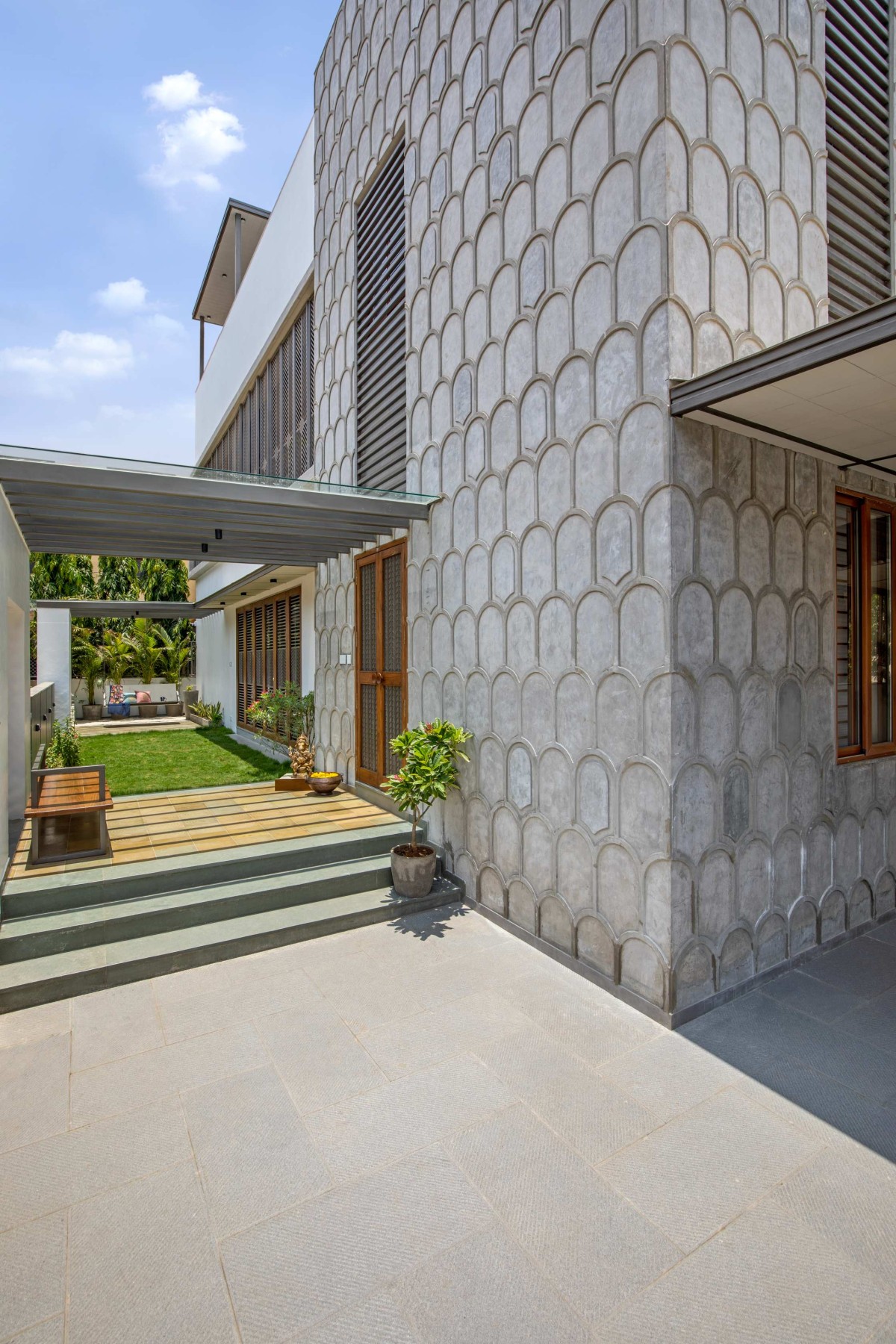 Entrance of Concrete Screen Bungalow by DP Dimensions