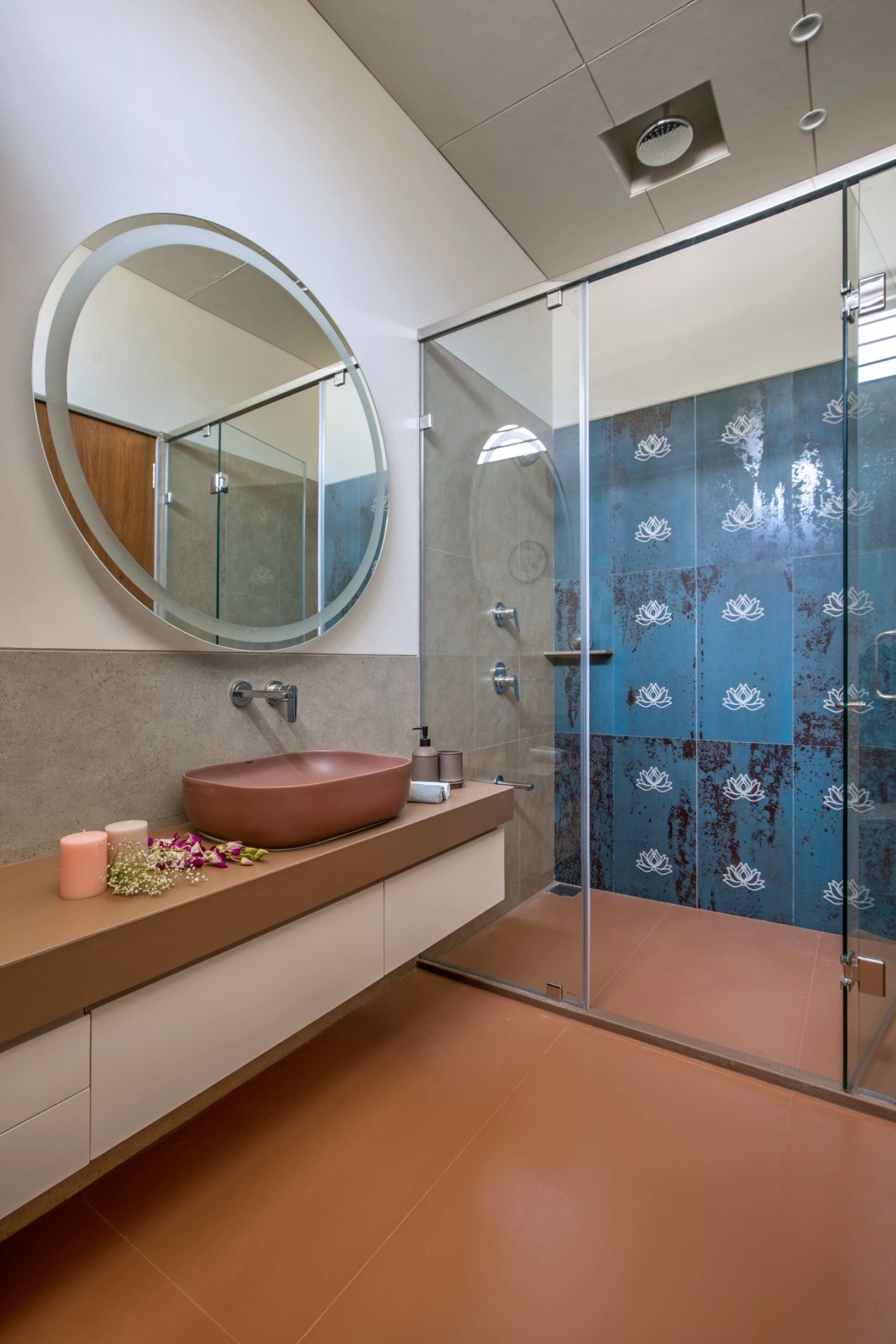 Bathroom and Toilet of Concrete Screen Bungalow by DP Dimensions