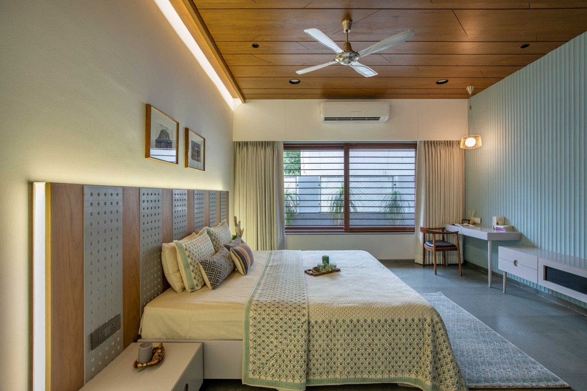 Bedroom of Concrete Screen Bungalow by DP Dimensions