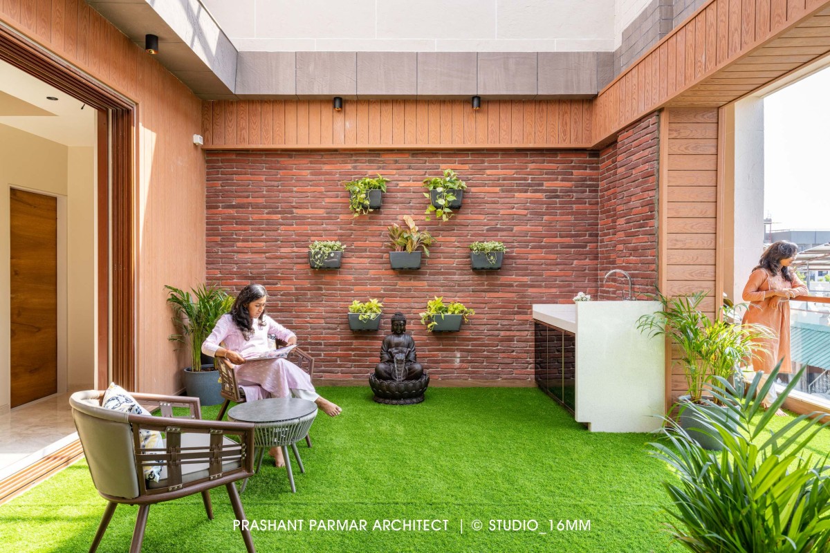 Open terrace of Elevated Compact House by Prashant Parmar Architect  Shayona Consultant