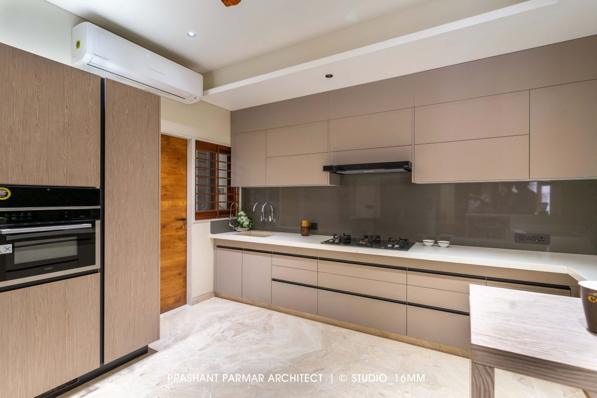 Kitchen of Elevated Compact House by Prashant Parmar Architect  Shayona Consultant