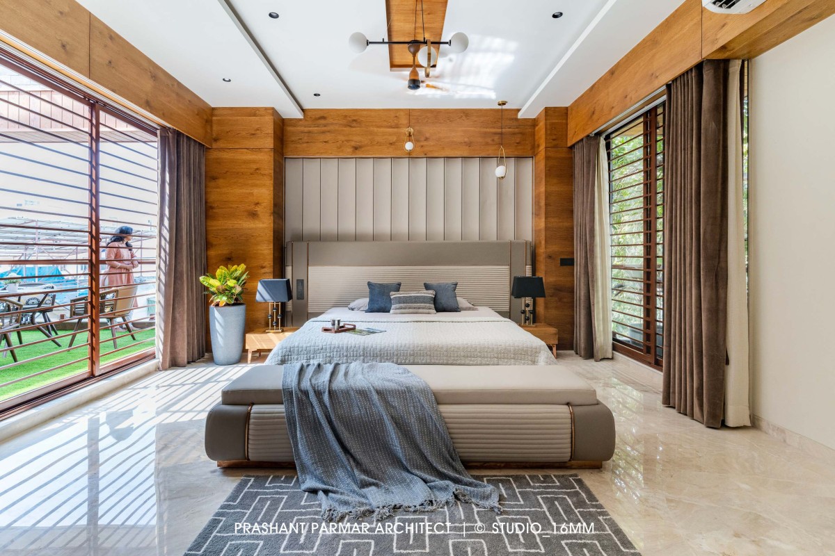 Bedroom of Elevated Compact House by Prashant Parmar Architect  Shayona Consultant