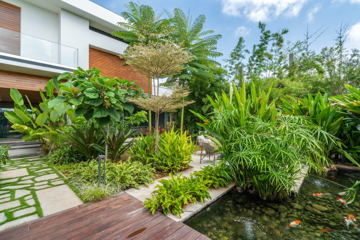 Courtyard of House of Lights by Cubism Architects & Interiors