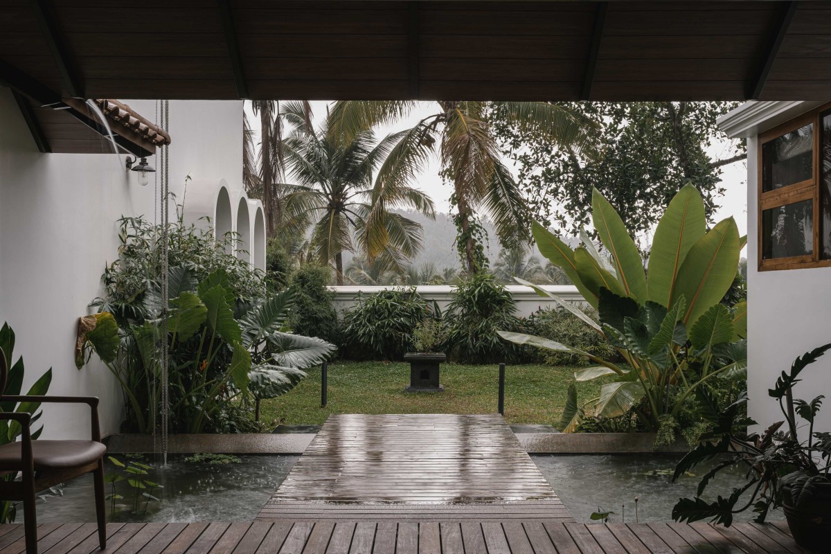 Outdoor deck to porch of Lilly by Aslam Sham Architects