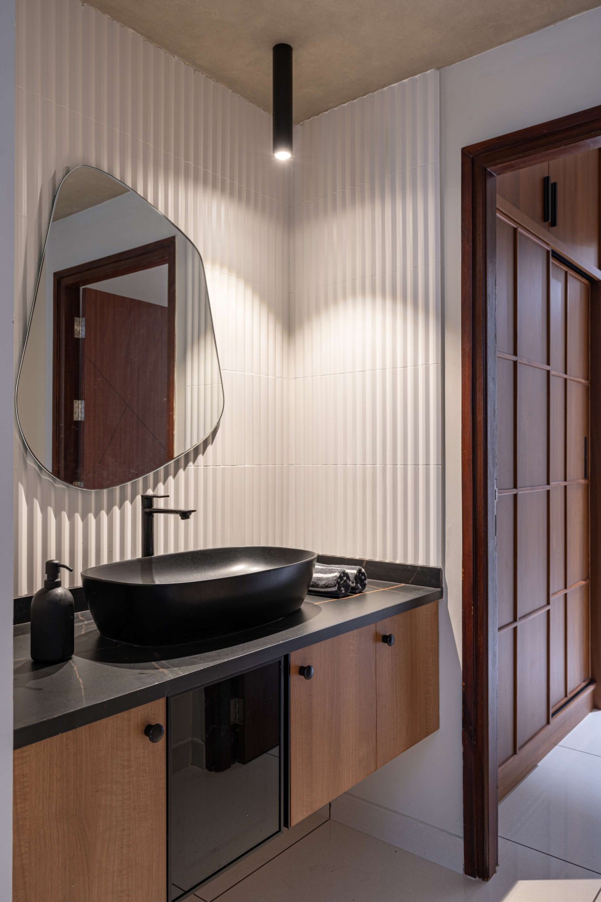 Wash basin of 6D by Bani Architects