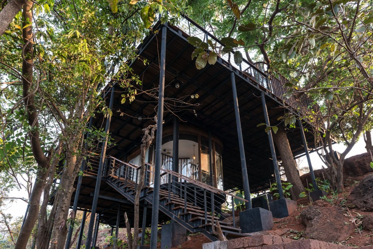 Outdoor staircase of Tree Villa by Architecture BRIO