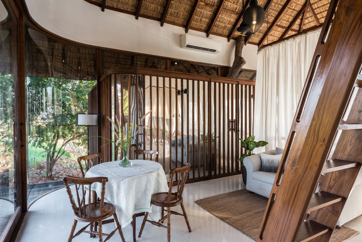 Upper level dining area of Tree Villa by Architecture BRIO