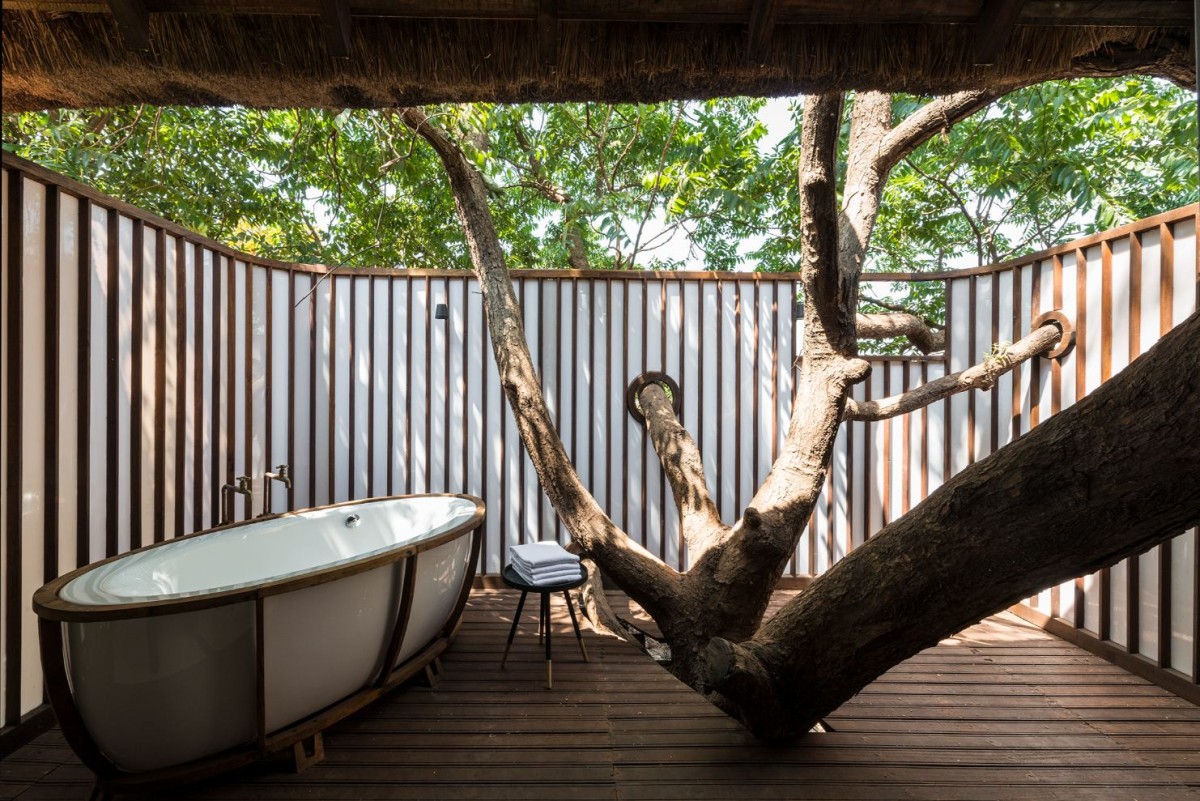 Upper level bathroom of Tree Villa by Architecture BRIO