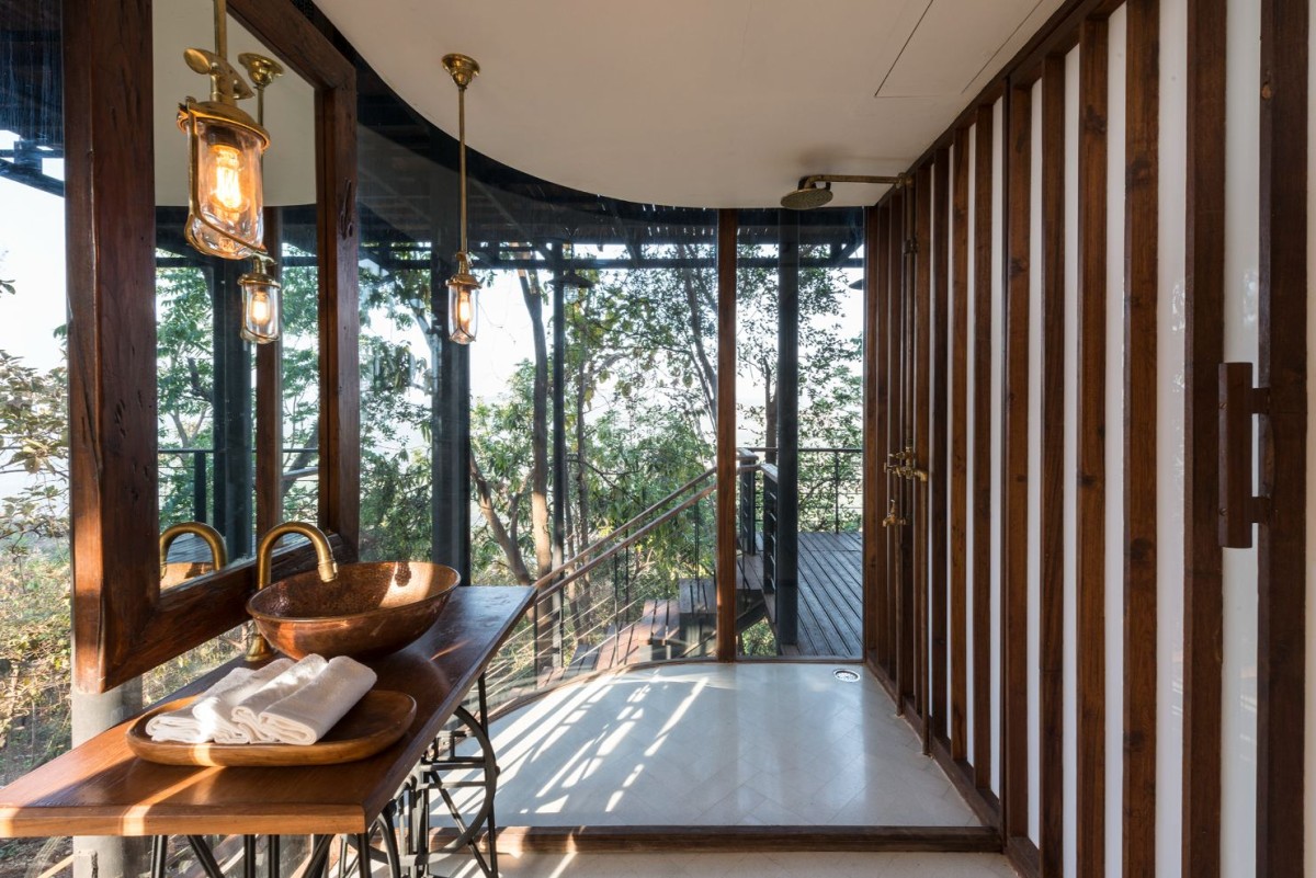 Lower level bathroom of Tree Villa by Architecture BRIO