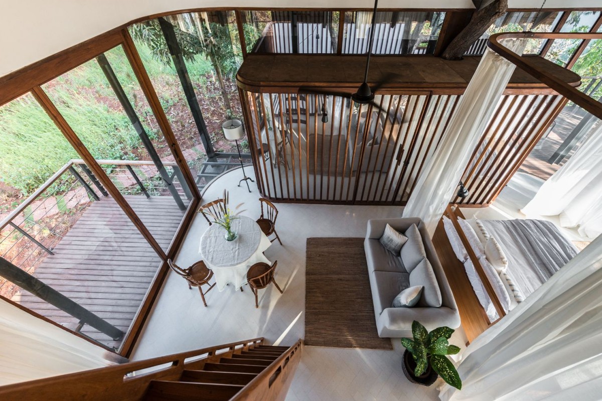 Upper level dining area of Tree Villa by Architecture BRIO