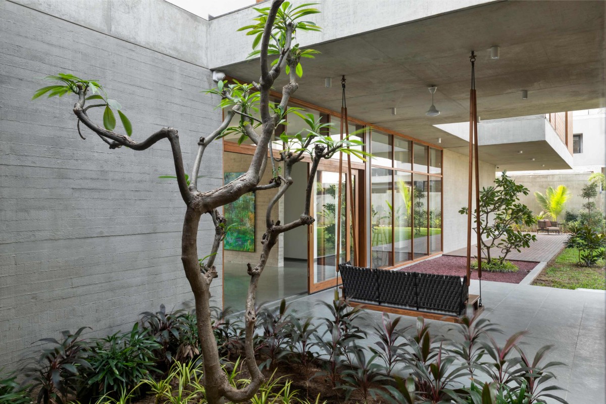 Vestibule courtyard of Hovering House of Parikhs by Anarr Gunjaria Interiors and Modo Design