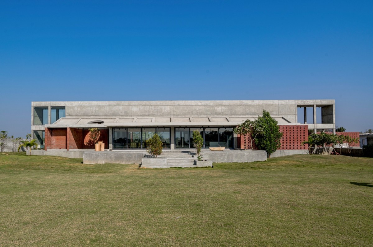 Exterior view of Two Bay House by MISA Architects