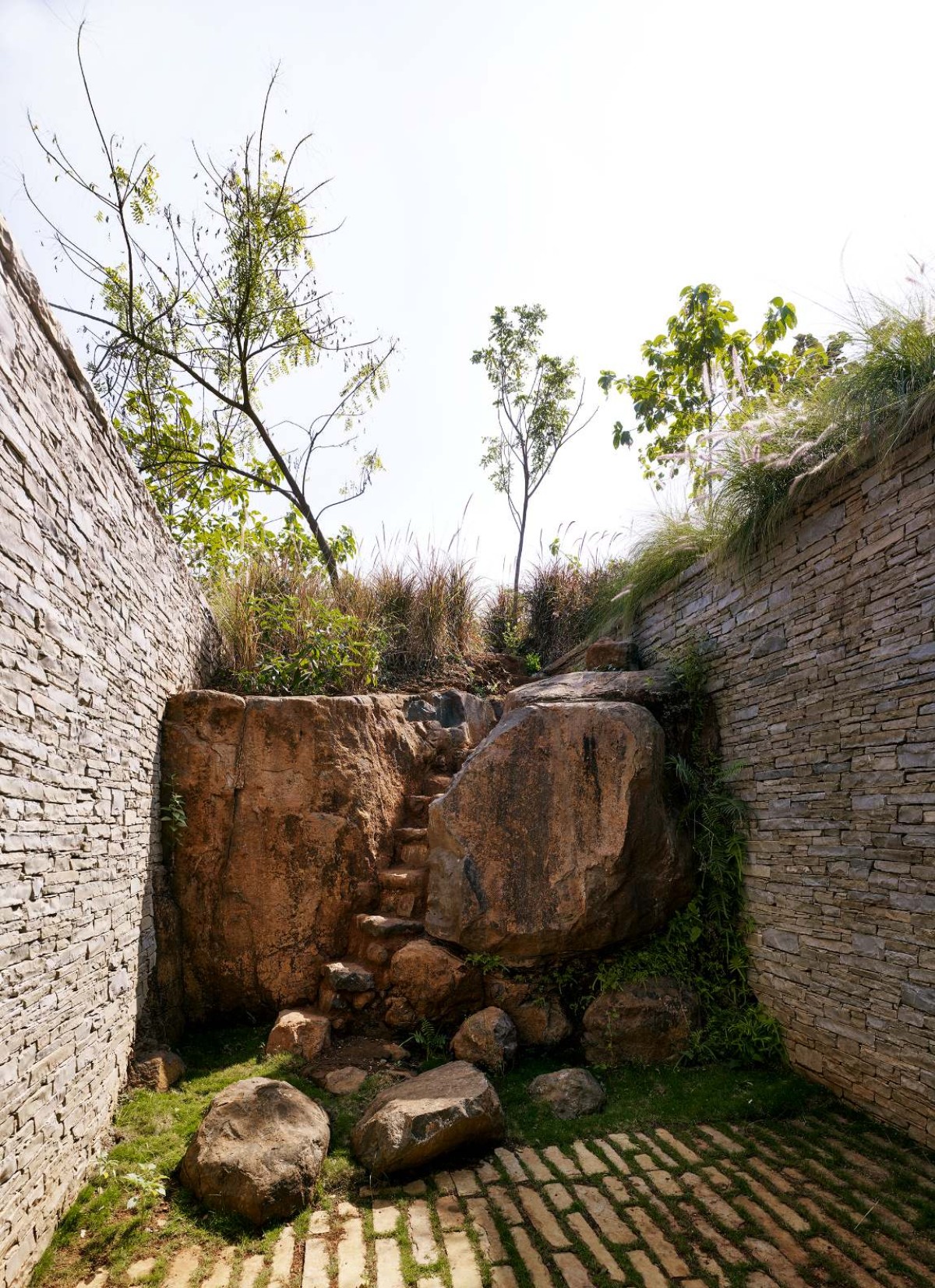 Kitchen Courtyard with carved steps of The Riparian House by Architecture BRIO