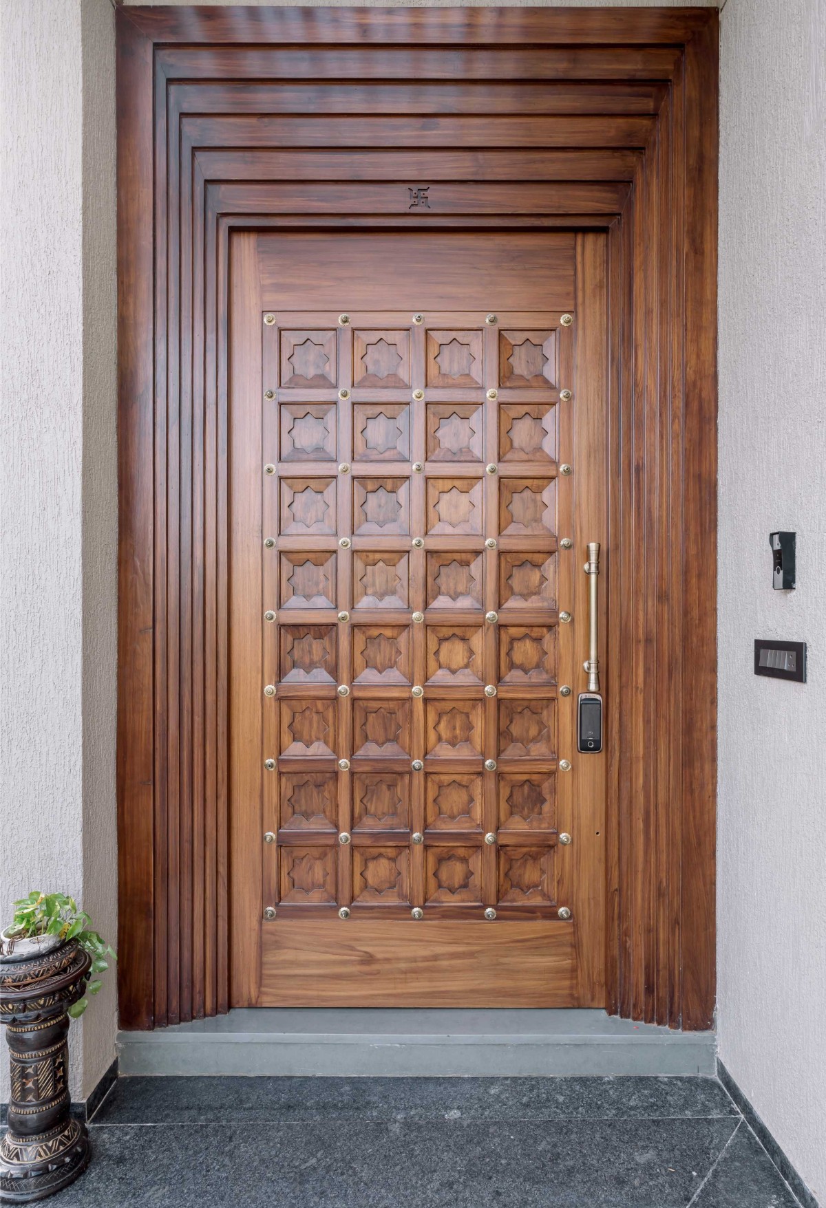 Detailed shot of door of Heritage Legacy by The Art Container