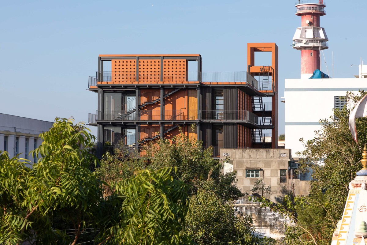 Exterior view of Shri Khimji Ramdas Kanya Vidyalaya Science Lab by SPASM Design Architects