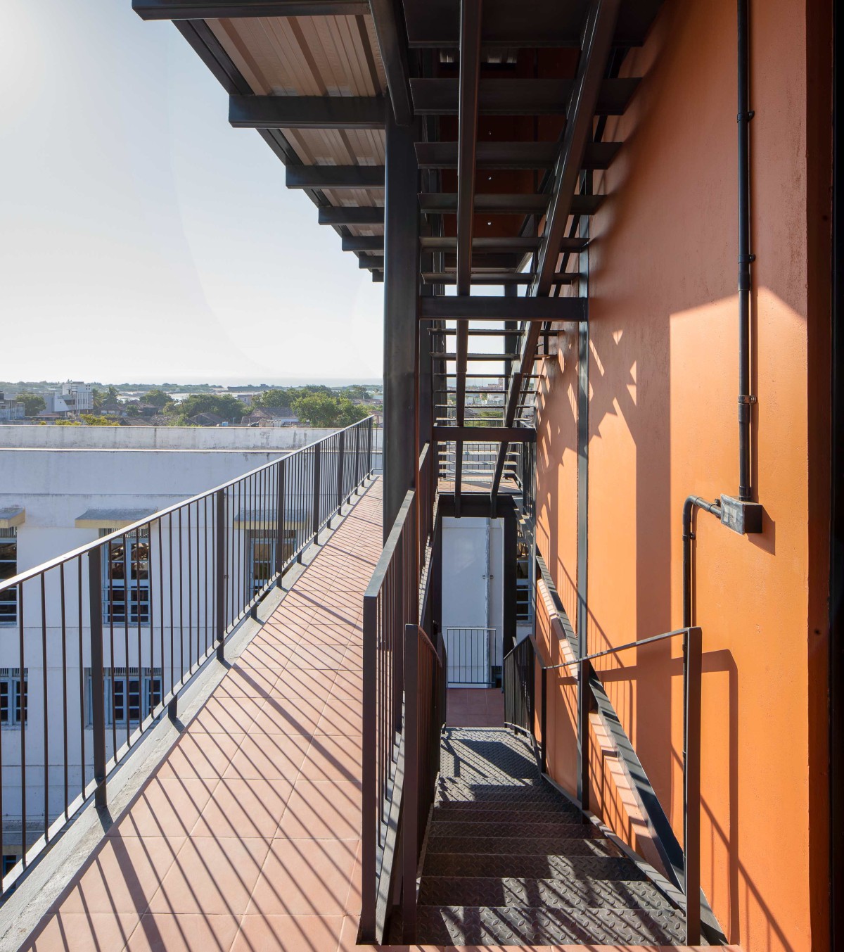 Staircase of Shri Khimji Ramdas Kanya Vidyalaya Science Lab by SPASM Design Architects