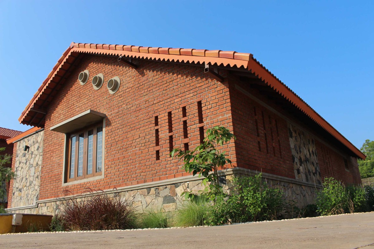 Exterior view of Vashi Farm House by d6thD Design Studio