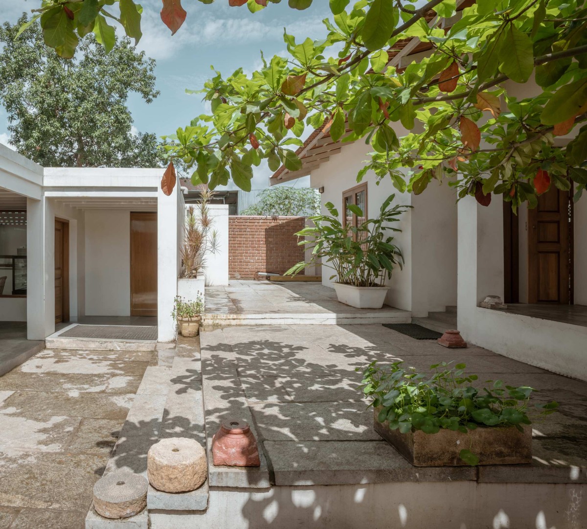 Entrance Garden of Bungalow Medu by Bhogar Studio