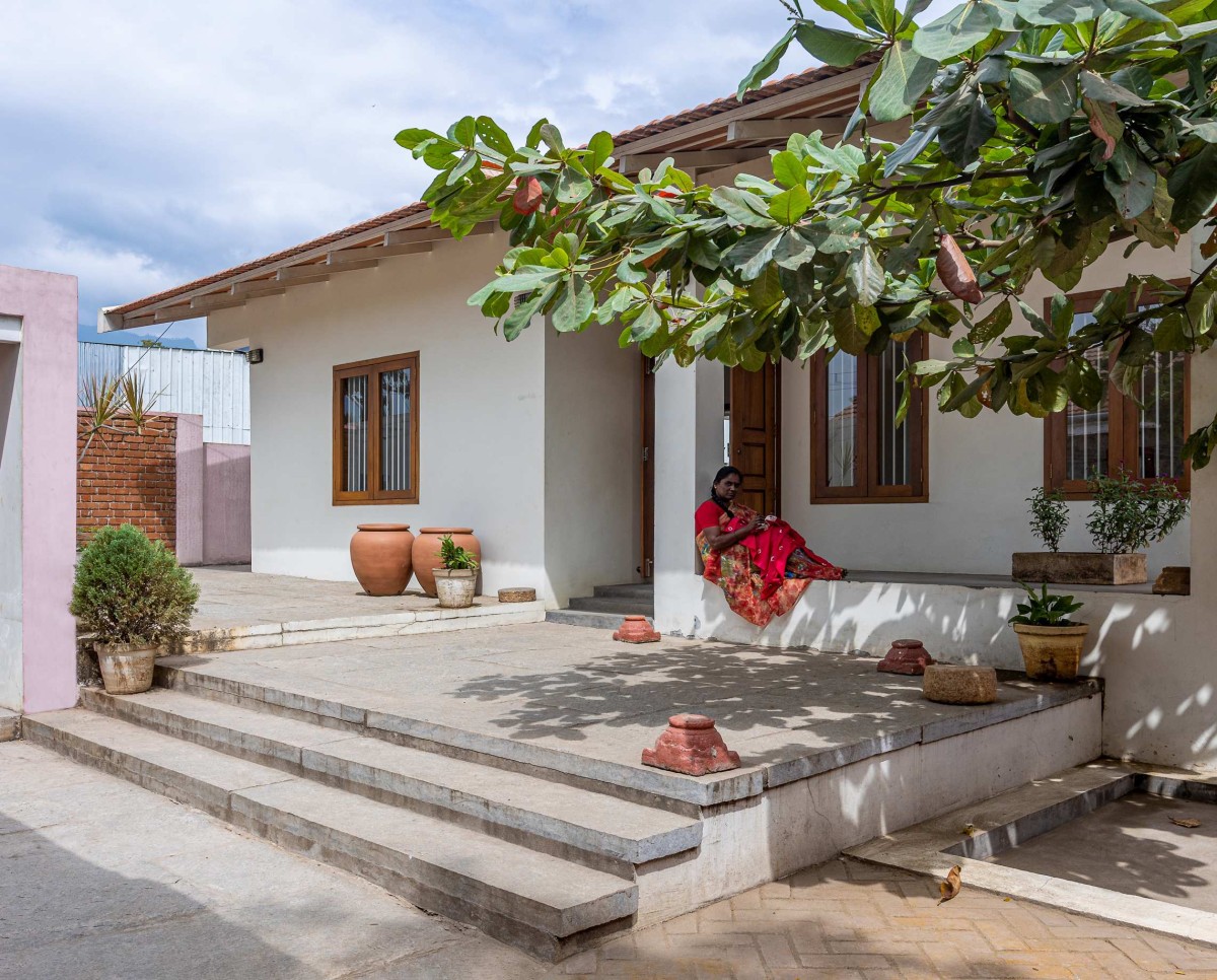 Entrance Garden of Bungalow Medu by Bhogar Studio